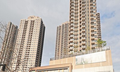 （由左至右）房協行政總裁陳欽勉、發展局副局長林智文、房屋局局長何永賢、財政司副司長黃偉綸、房協主席凌嘉勤教授及立法會議員譚鎮國於「樂嶺都匯」前合照。